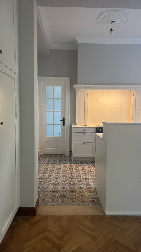 Keuken met originele tegelvloer en hersteld schilderwerk door Fresh Decor
