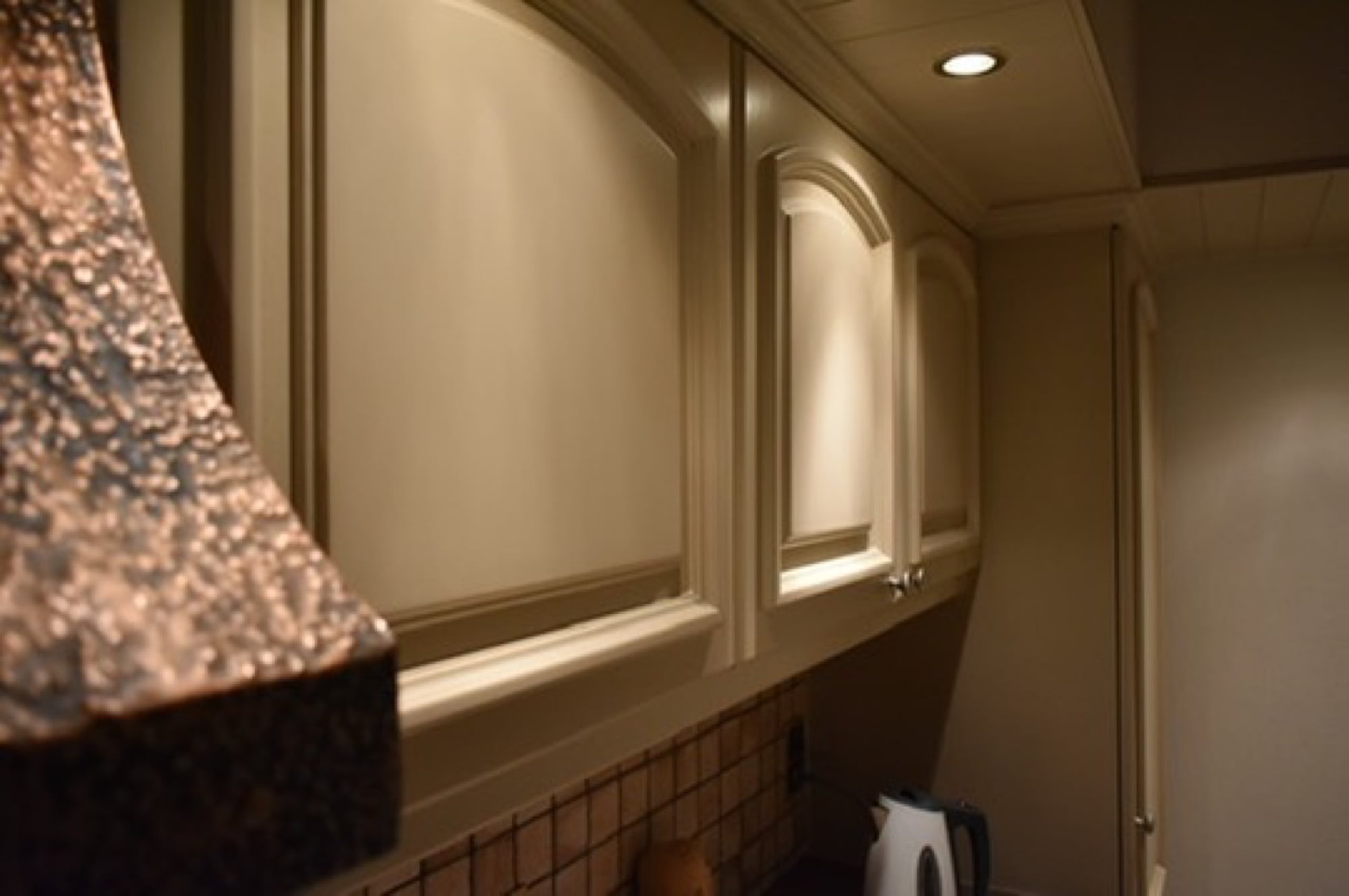 Bovenkasten van klassieke keuken gelakt met ingebouwde spotverlichting — lakwerken Fresh Decor Limburg
