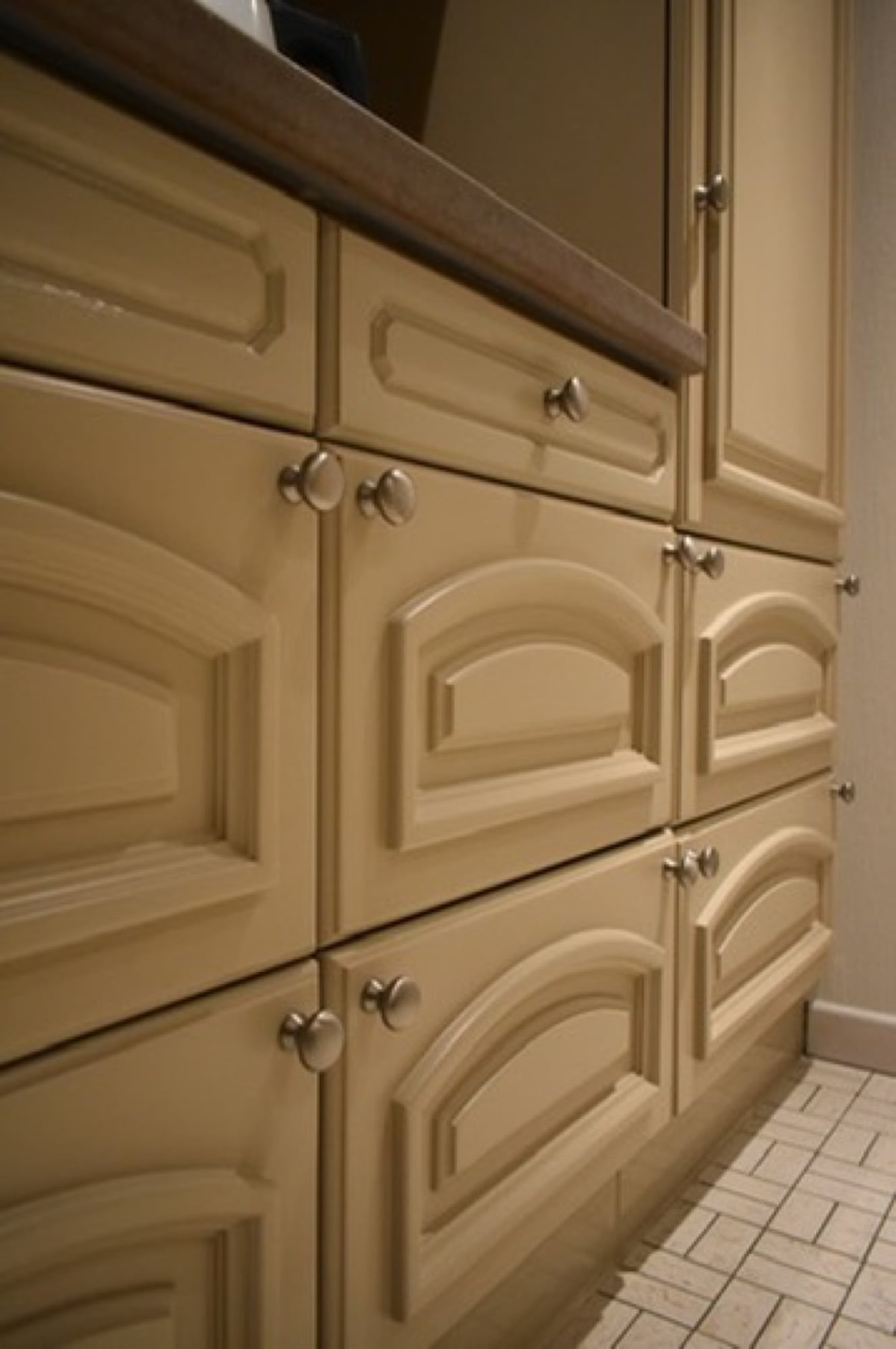Detailopname van gelakte klassieke keukenkastjes in beige — lakwerken door Fresh Decor Limburg