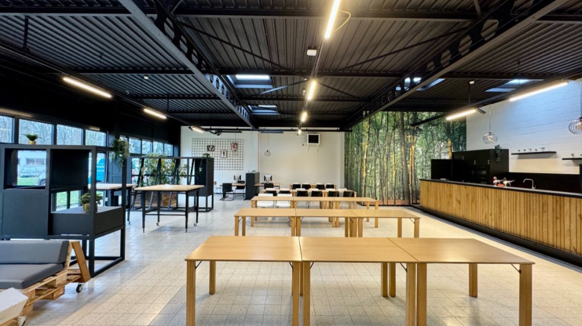 Overzichtsfoto bedrijfshal Stad Genk met zwart plafond, fotobehang en houten accenten — Fresh Decor Limburg