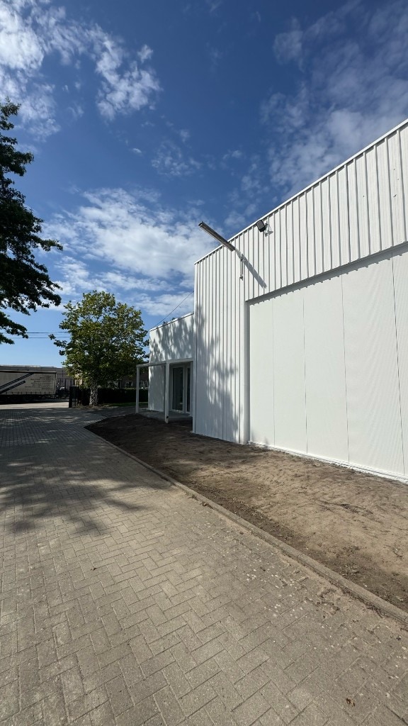 Zijgevel van Comed in Bilzen-Hoeselt na airless spuitwerken in wit door Fresh Decor