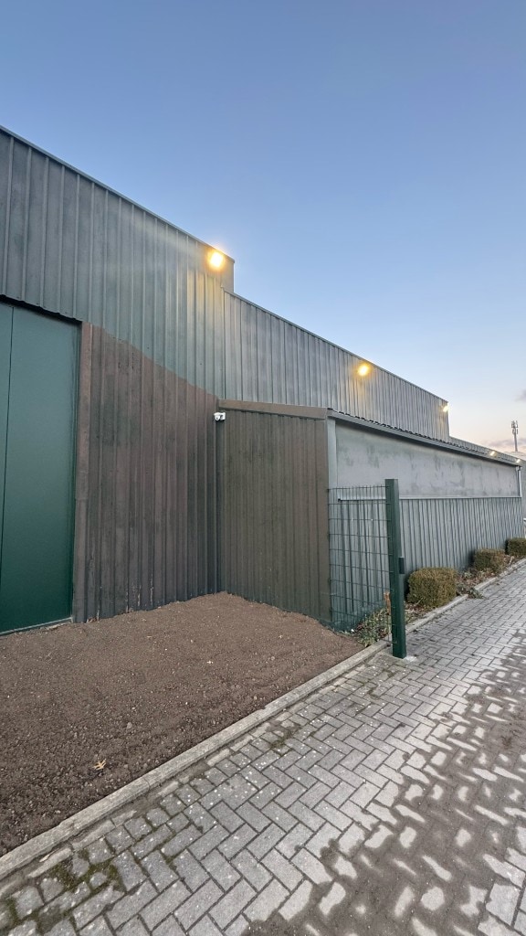 Voor de werken: de groene profielplaatgevel van Comed in Bilzen-Hoeselt