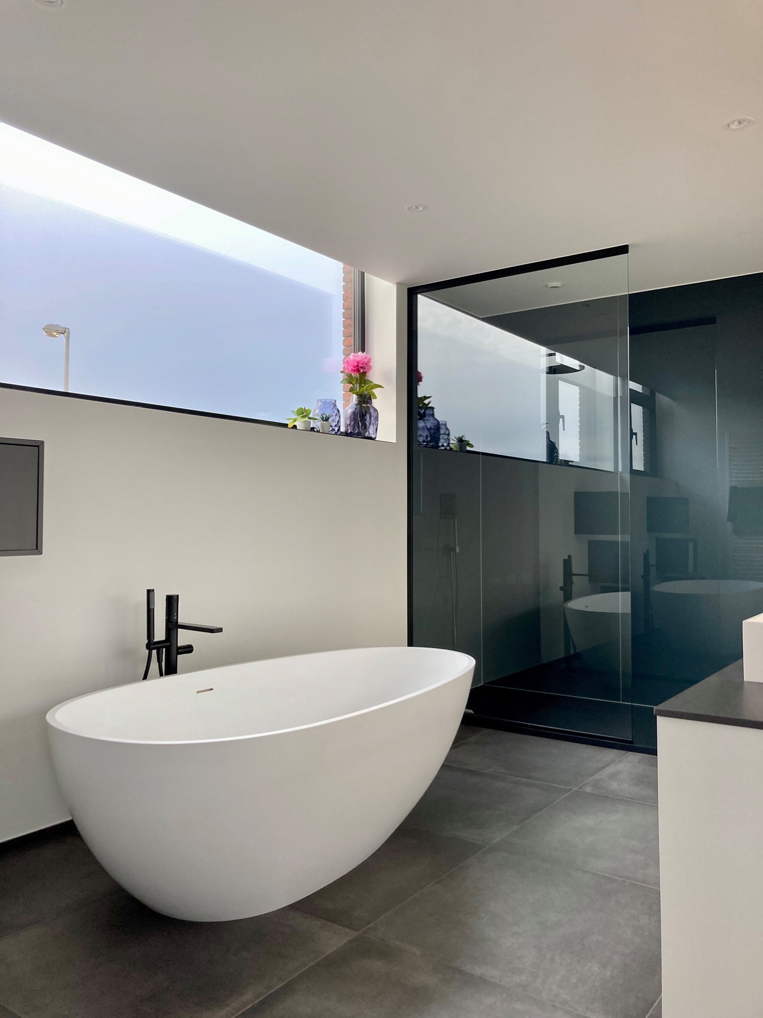 Badkamer-renovatie met schilderwerken en lakwerk in Houthalen door Fresh Decor