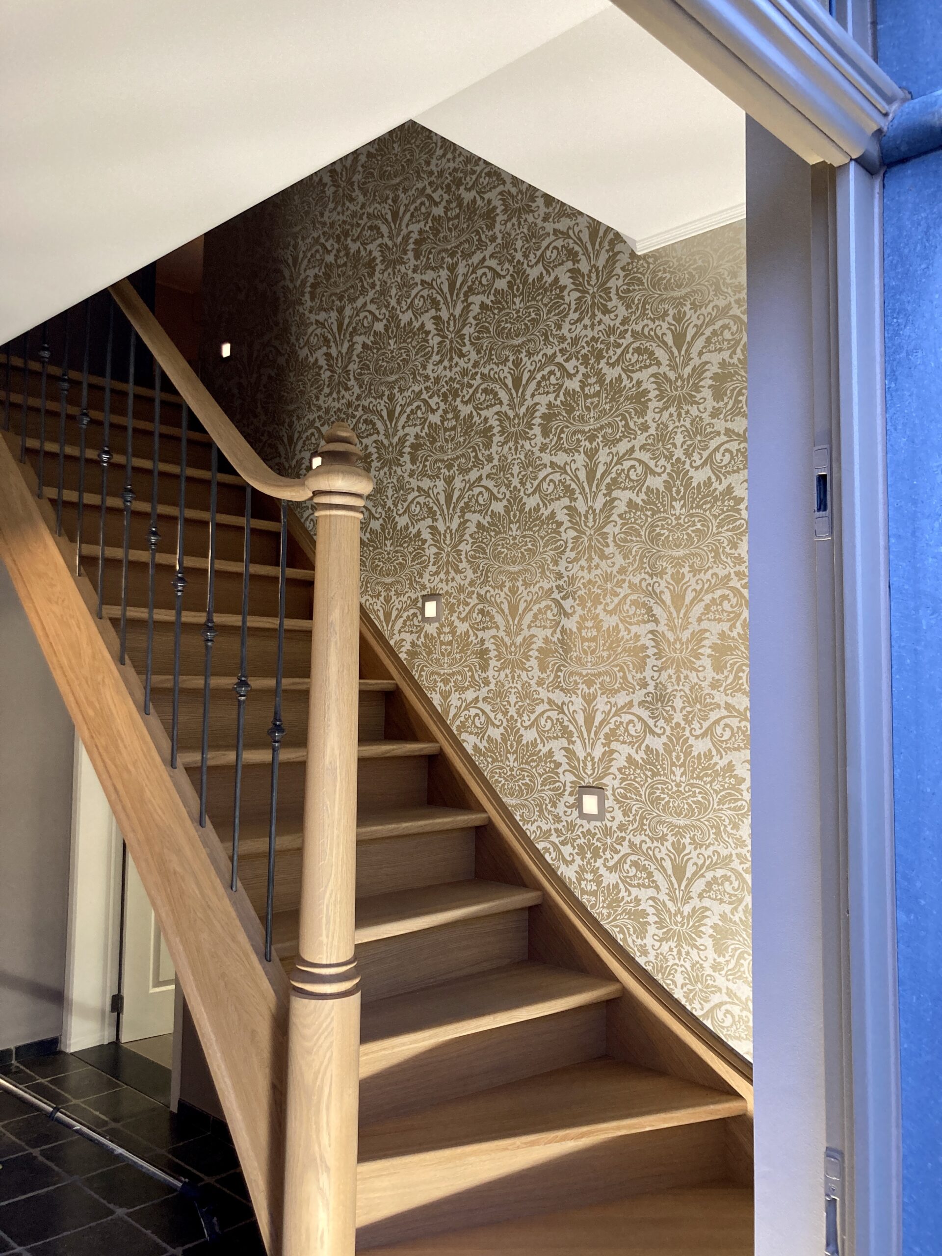 Patroonbehang in een leefruimte — behangwerken door Fresh Decor in Limburg