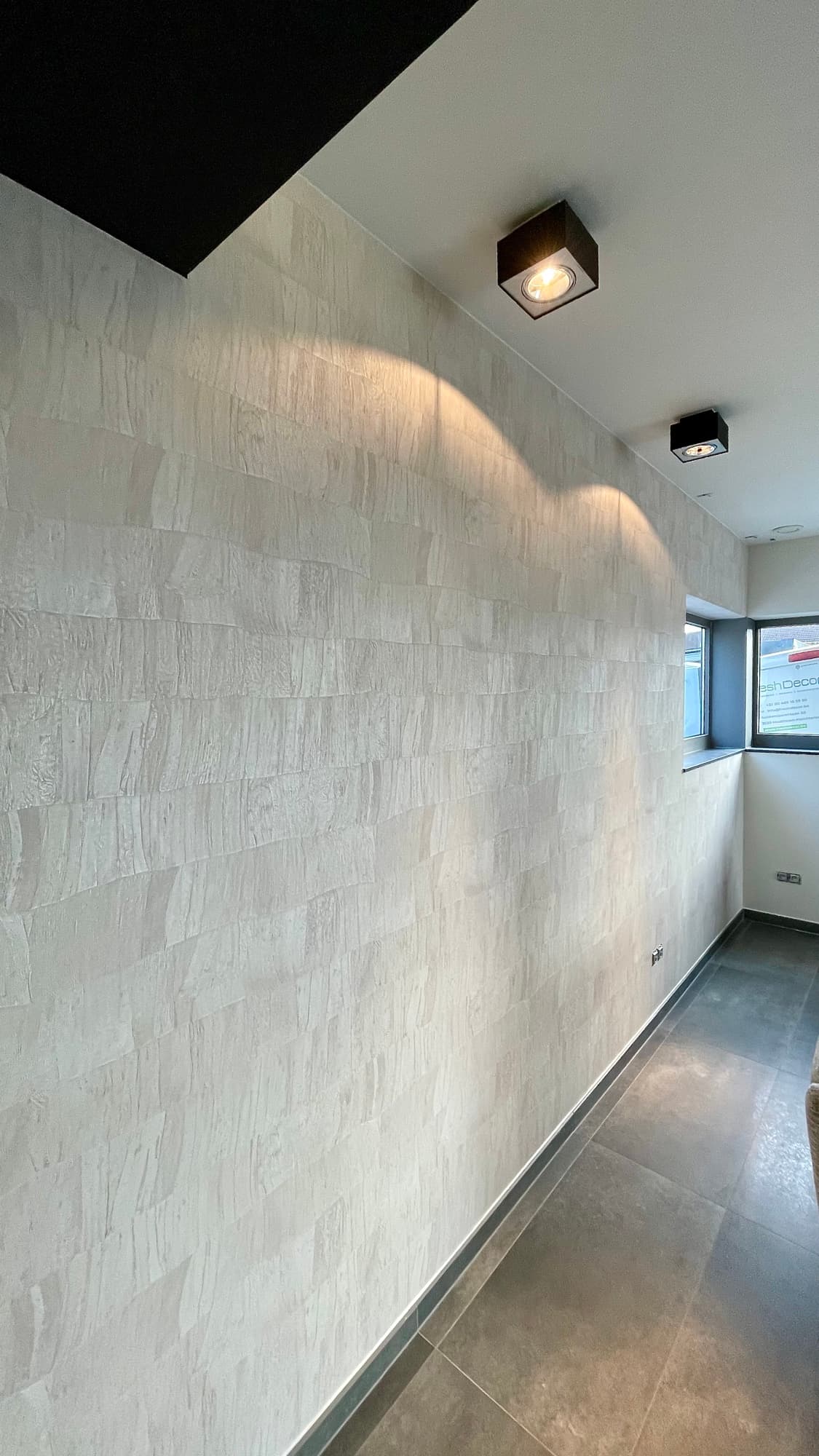 Behangwerken in een slaapkamer met designer behang door Fresh Decor