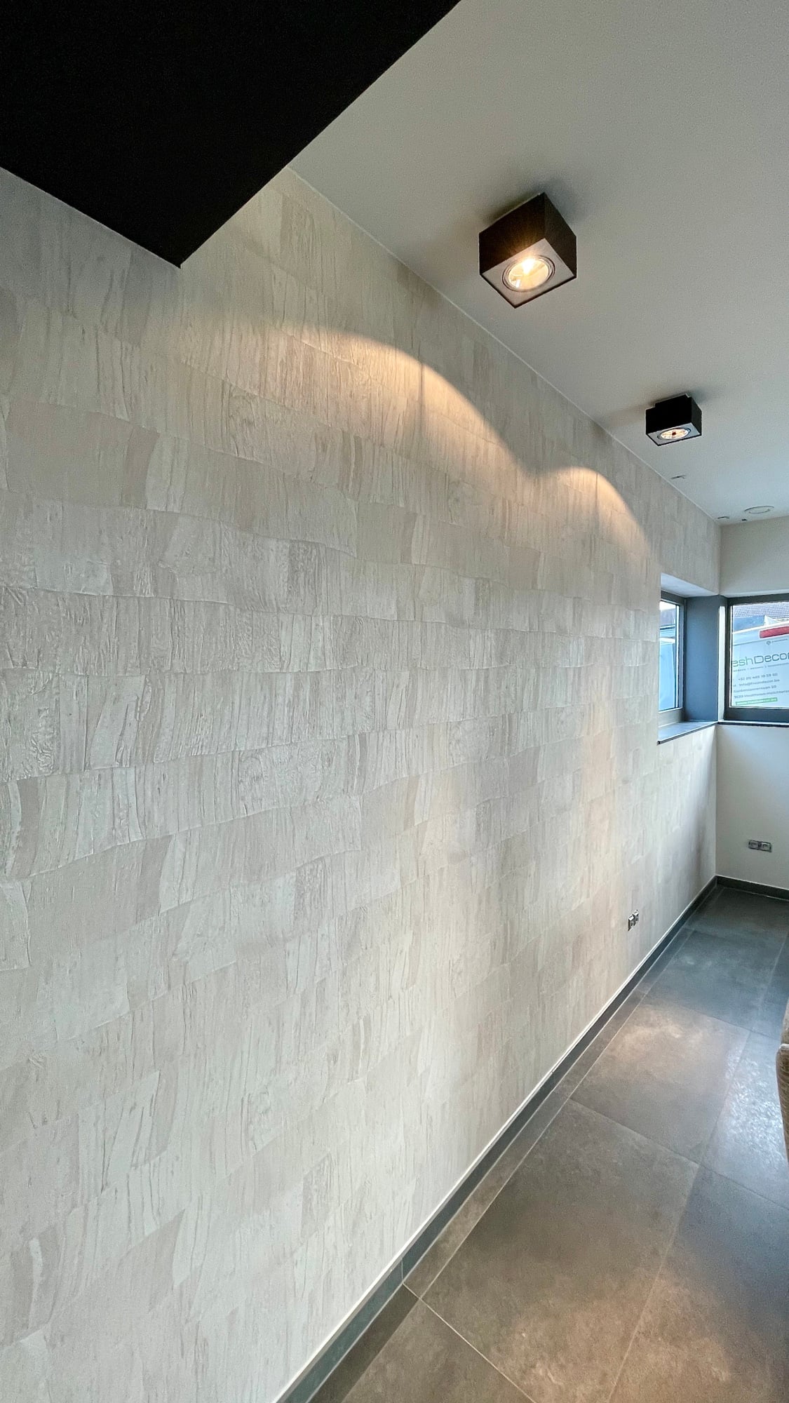 Behangwerken in een slaapkamer met designer behang door Fresh Decor