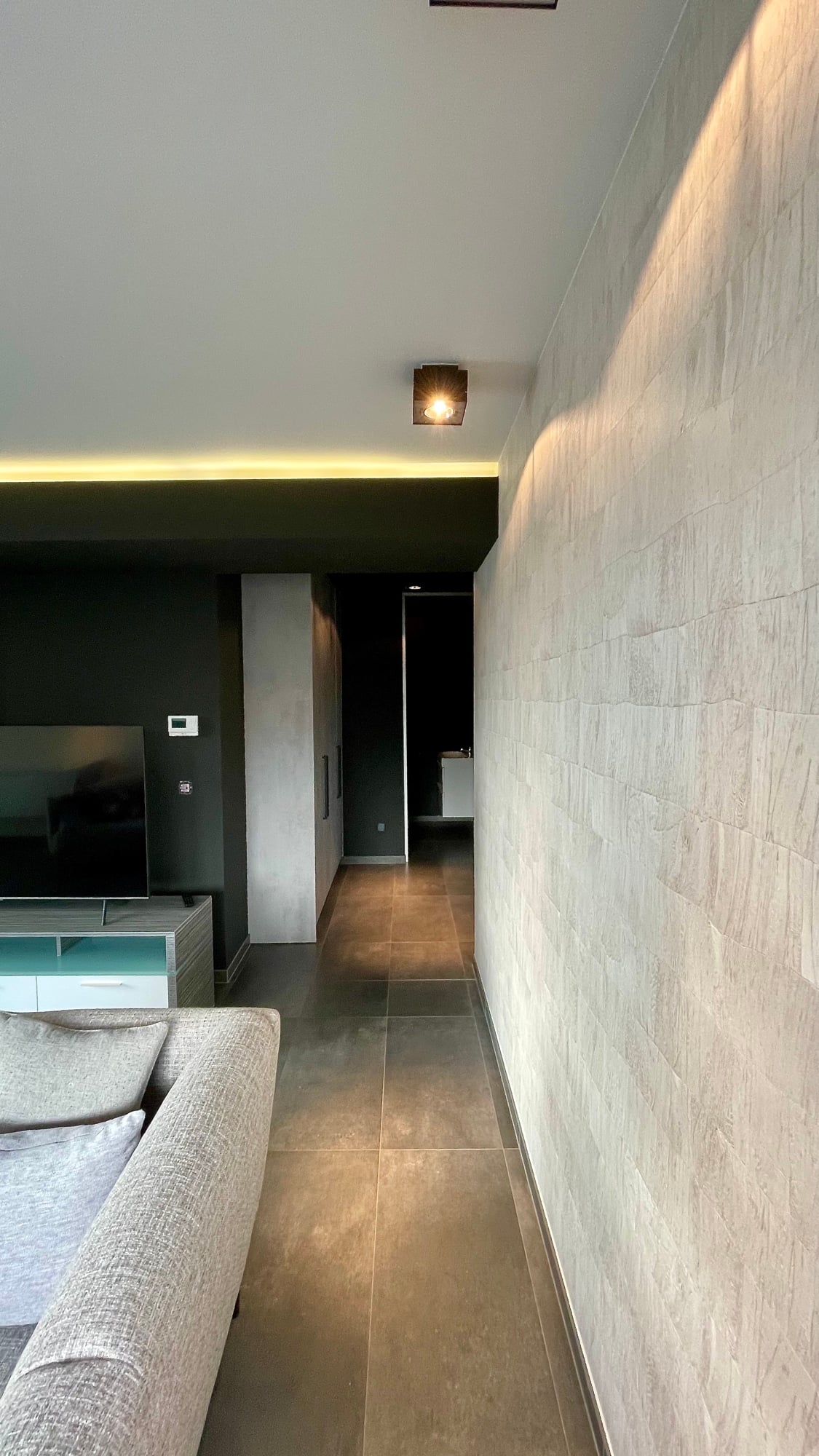 Behangwerken in een woninghal door Fresh Decor — behanger Limburg