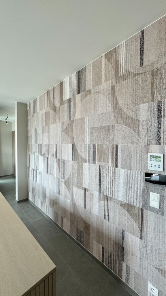 Designer behang in een traphal — decoratief project door Fresh Decor