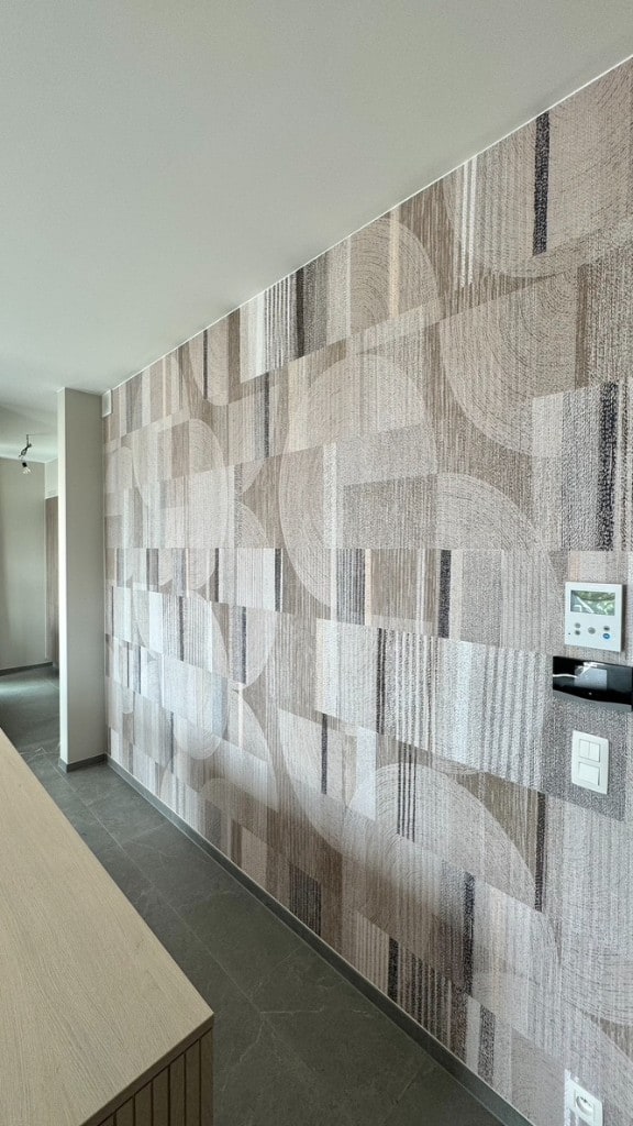 Designer behang in een traphal — decoratief project door Fresh Decor