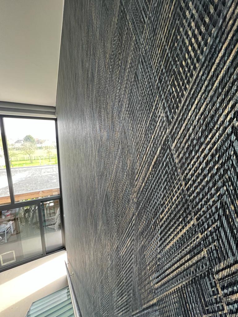 Behangwerken in een eetkamer door Fresh Decor — behanger Limburg