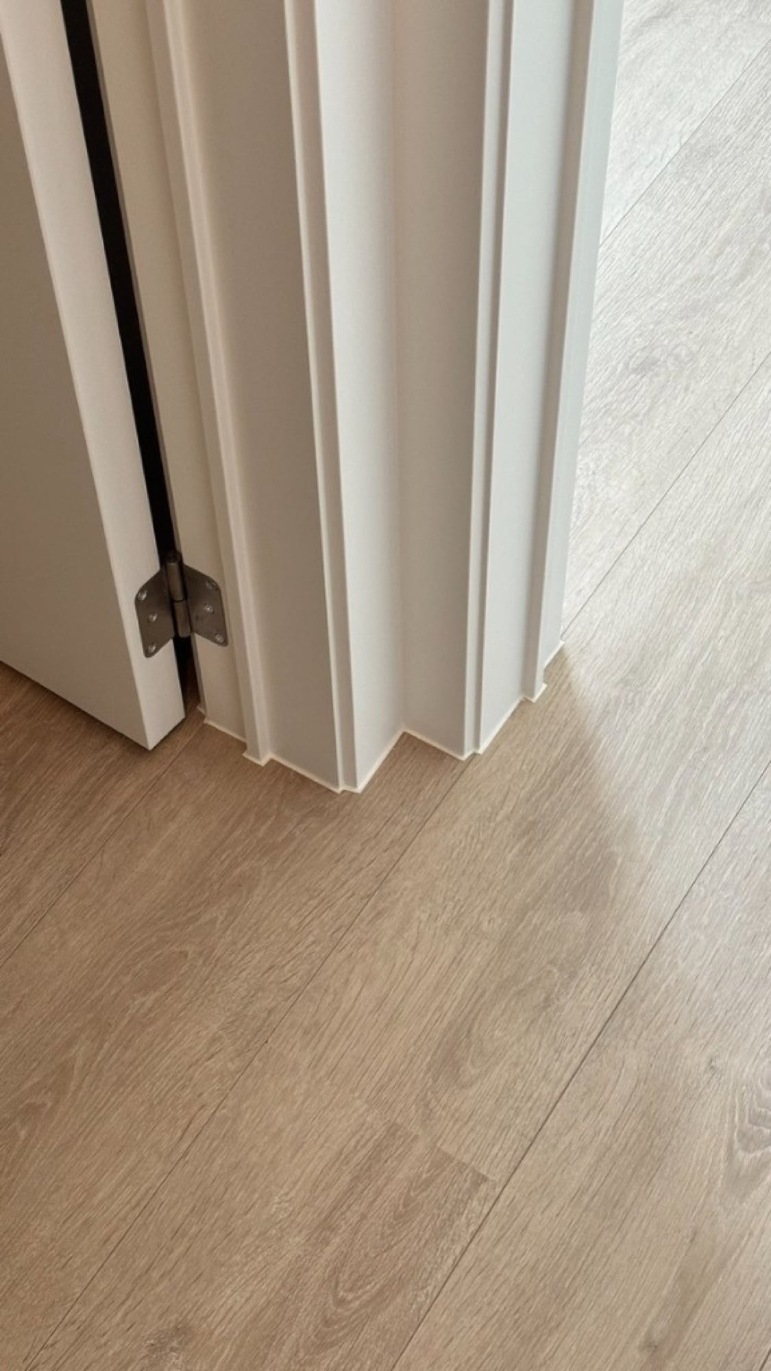 Detailopname van wit gelakte binnendeur met omlijsting en scharnier — binnendeuren schilderen door Fresh Decor Limburg