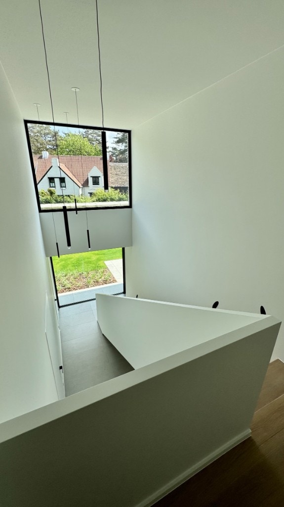 Trappenhuis & daglicht Hel trappenhuis met hoogwaardig wit binnenschilderwerk op muren en balustrade, veel daglicht — Fresh Decor Limburg