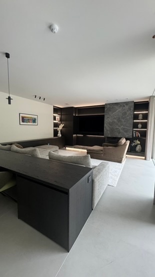 Woonkamer & strakke muren Moderne woonkamer met strak geschilderde muren en plafond, luxe interieurafwerking — Fresh Decor binnenschilderwerken