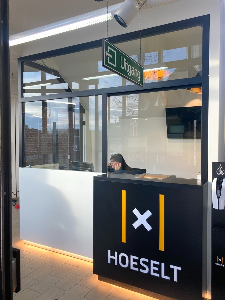 Gemeentehuis Hoeselt — geschilderde receptiebalie met glazen loket, zakelijke schilderwerken door Fresh Decor Limburg