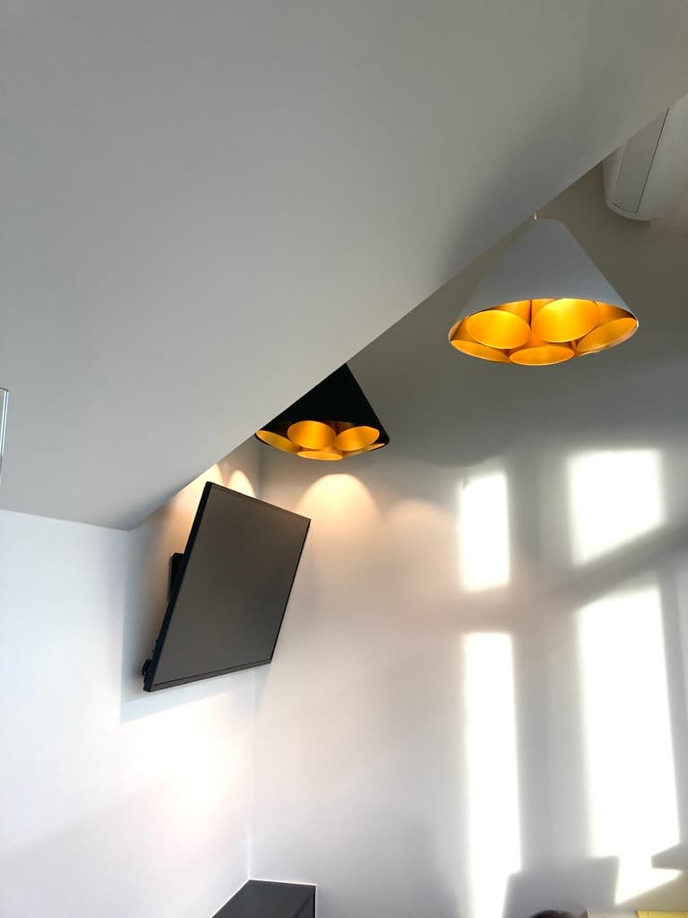 Gemeentehuis Hoeselt — wit geschilderde vergaderruimte met strakke wanden en plafond door Fresh Decor