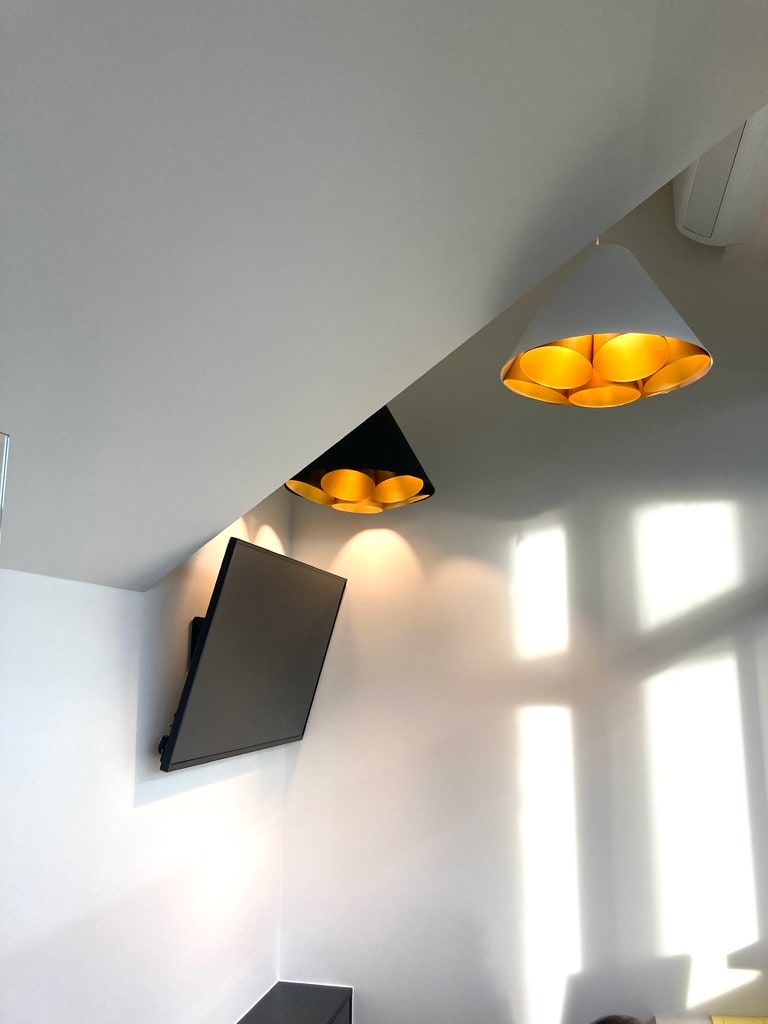 Gemeentehuis Hoeselt — wit geschilderde vergaderruimte met strakke wanden en plafond door Fresh Decor