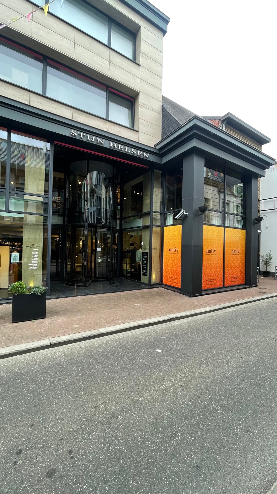 Schilderwerken voor de Helsen Concept Store — zakelijk project van Fresh Decor in Limburg