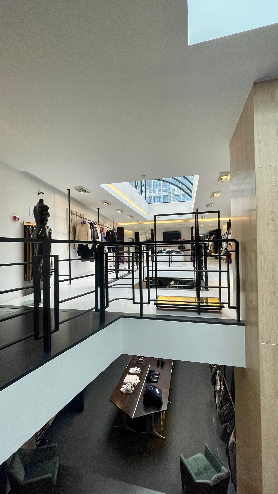 Detail van de winkelinrichting Helsen Concept Store — strakke schilderwerken door Fresh Decor