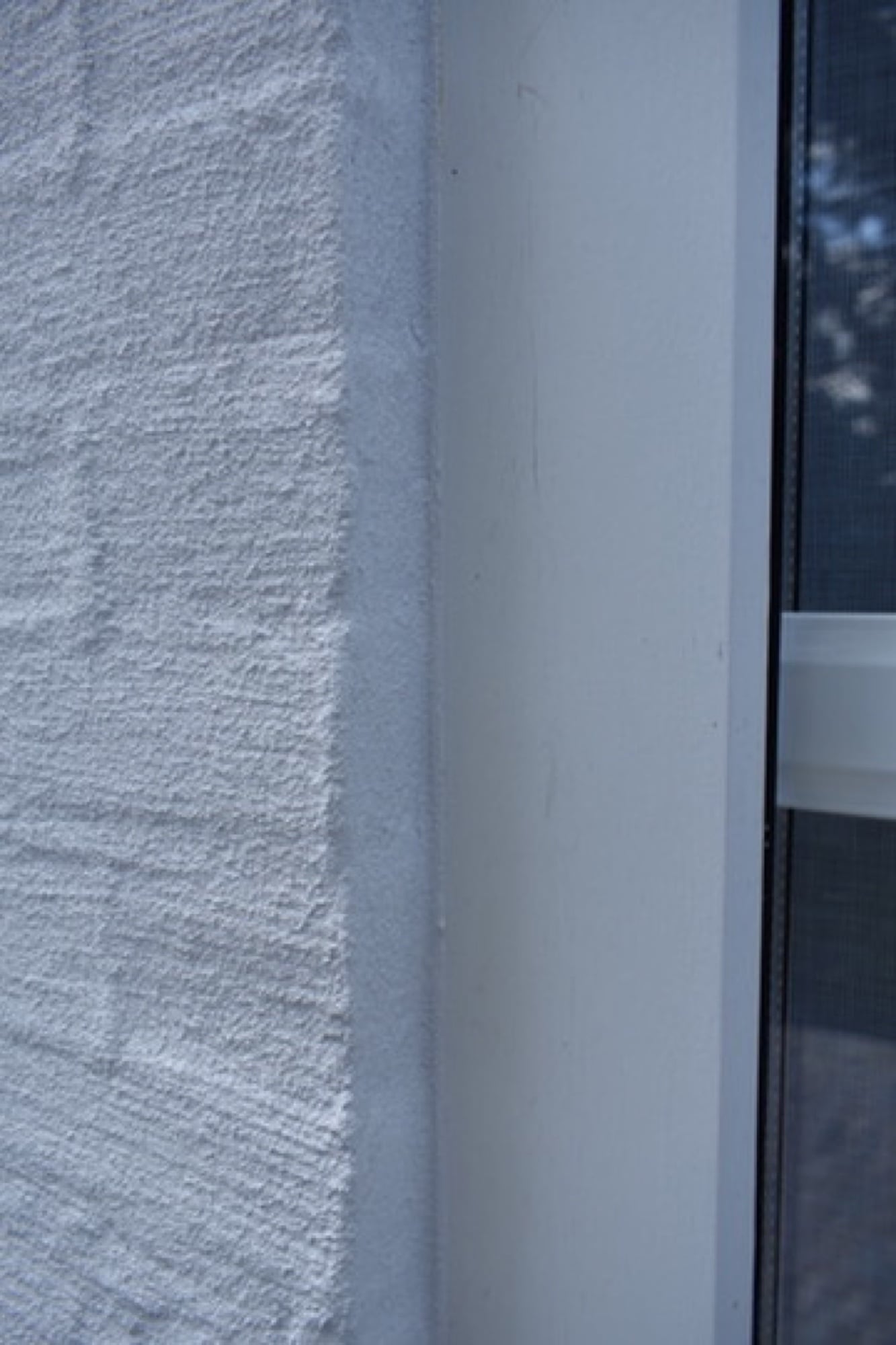 Strakke detailafwerking rond raamkozijn na kaleieren — gevel schilderwerken door Fresh Decor