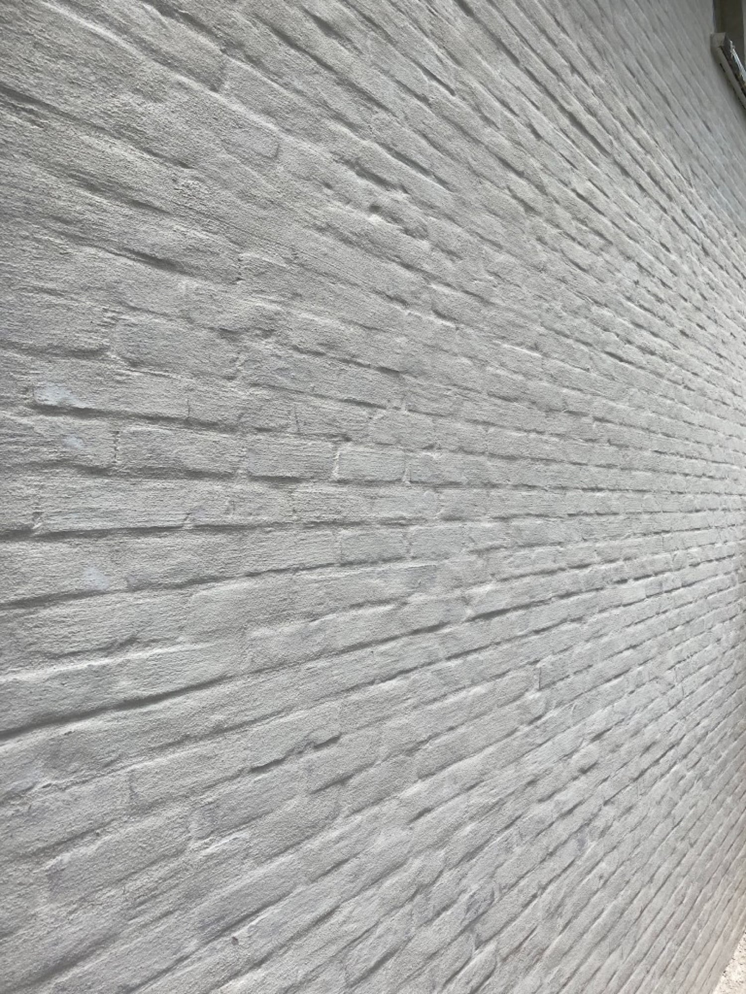 Volledig gekaleide witte bakstenen gevel — mineraalverf door Fresh Decor Limburg