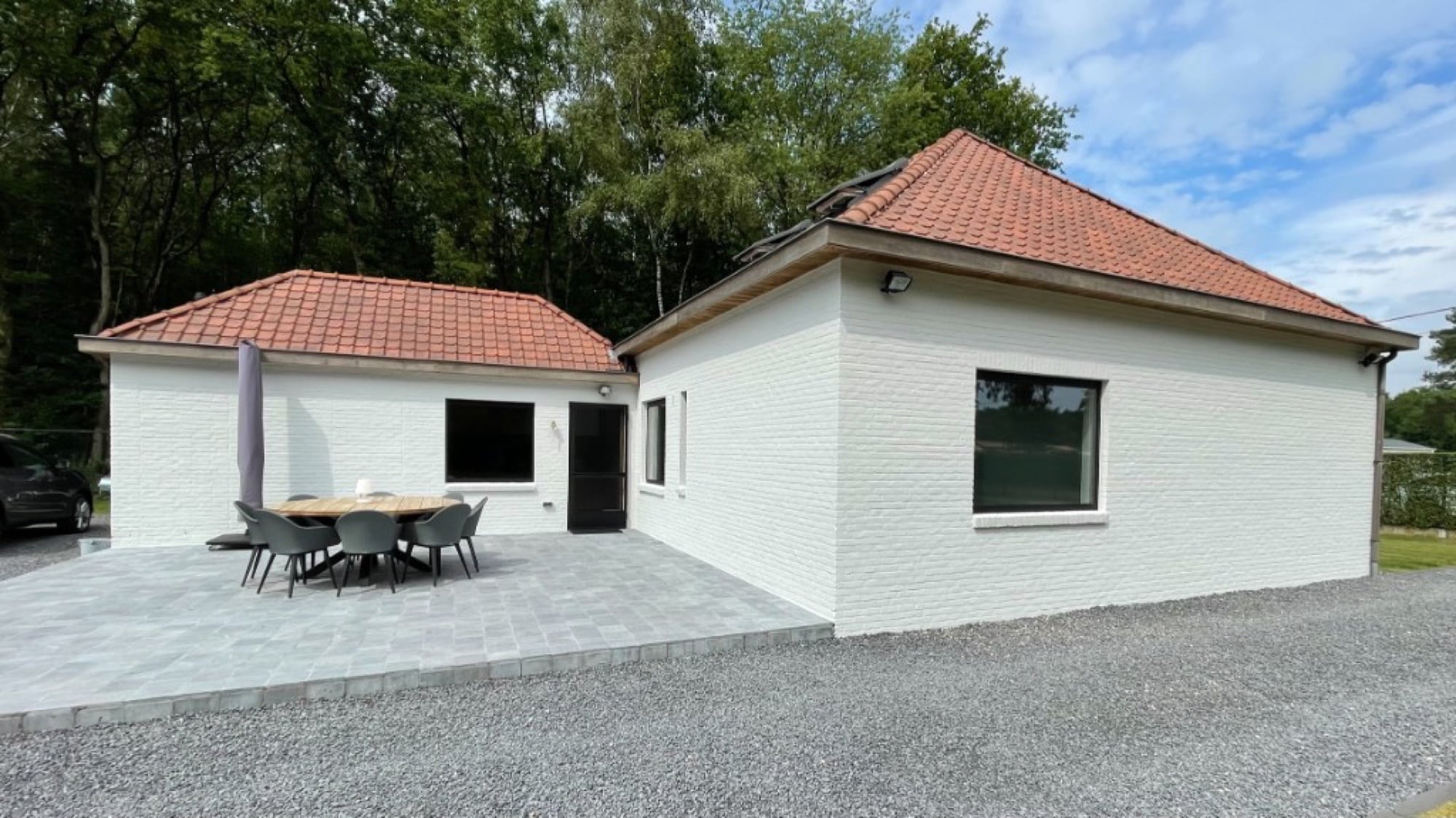 Volledig gekaleide witte bakstenen woning met terras en tuinset in Limburg — gevel kaleien door Fresh Decor