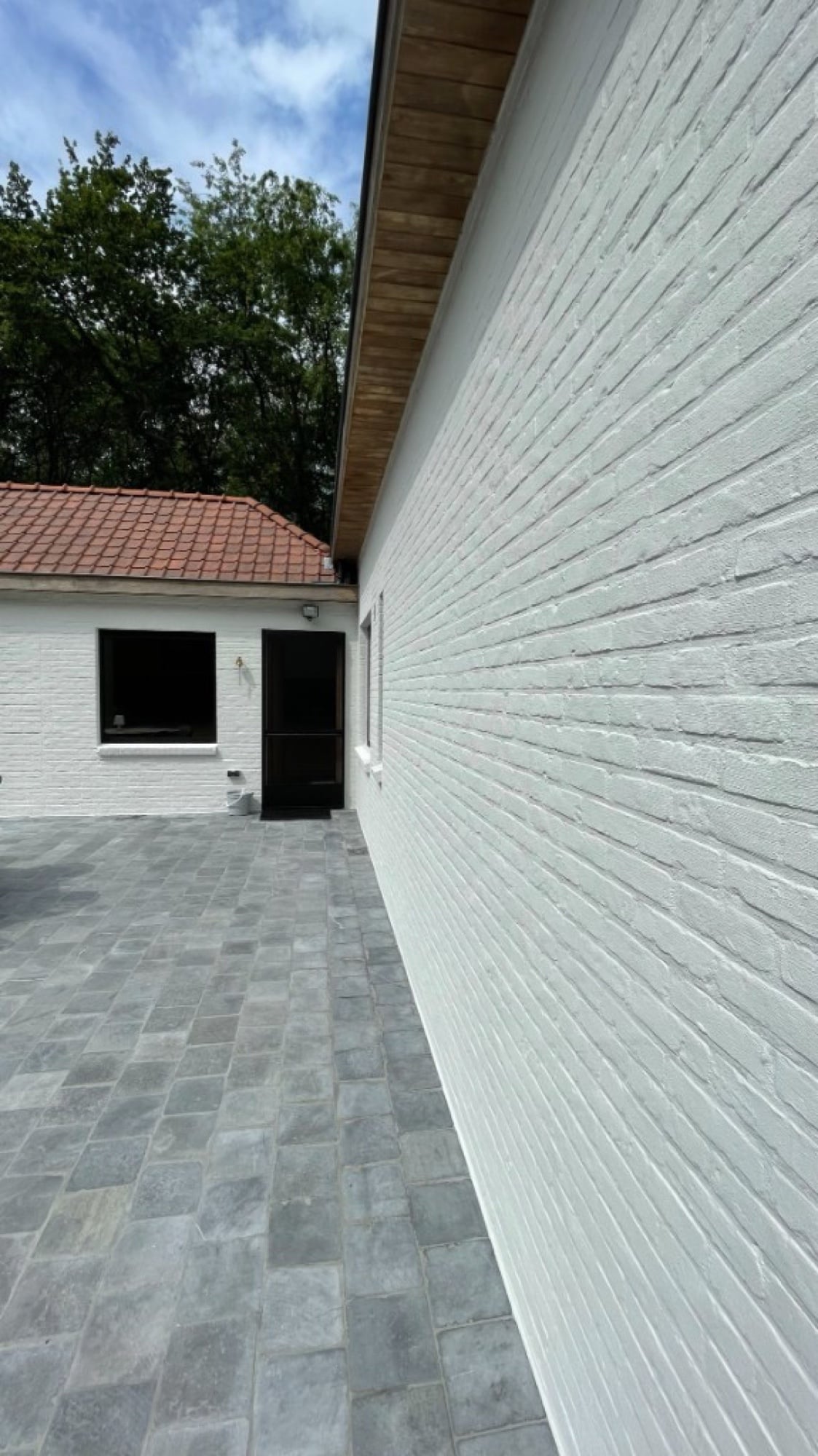 Zijgevel van woning volledig gekaleied in wit — buitenschilderwerken en kaleieren door Fresh Decor Limburg