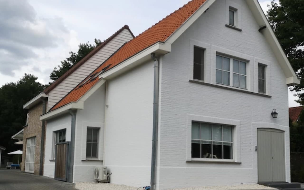 Gekaleide gevel — buitenschilderwerken in mineraalverf uitgevoerd door Fresh Decor