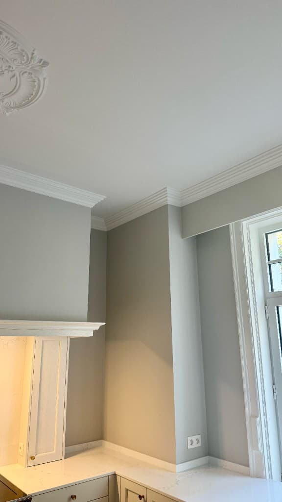 Afwerking van kroonlijsten en plafond in een keuken door Fresh Decor