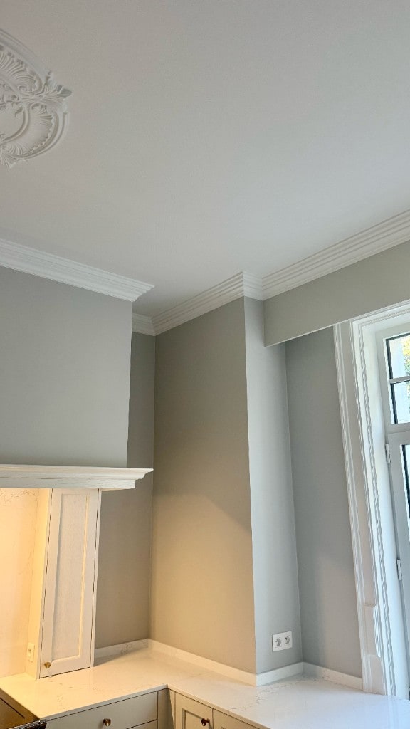 Afwerking van kroonlijsten en plafond in een keuken door Fresh Decor