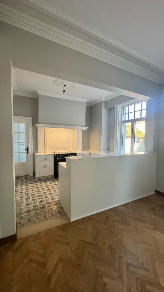 Keukenrenovatie in een herenwoning met klassieke schilderwerken door Fresh Decor