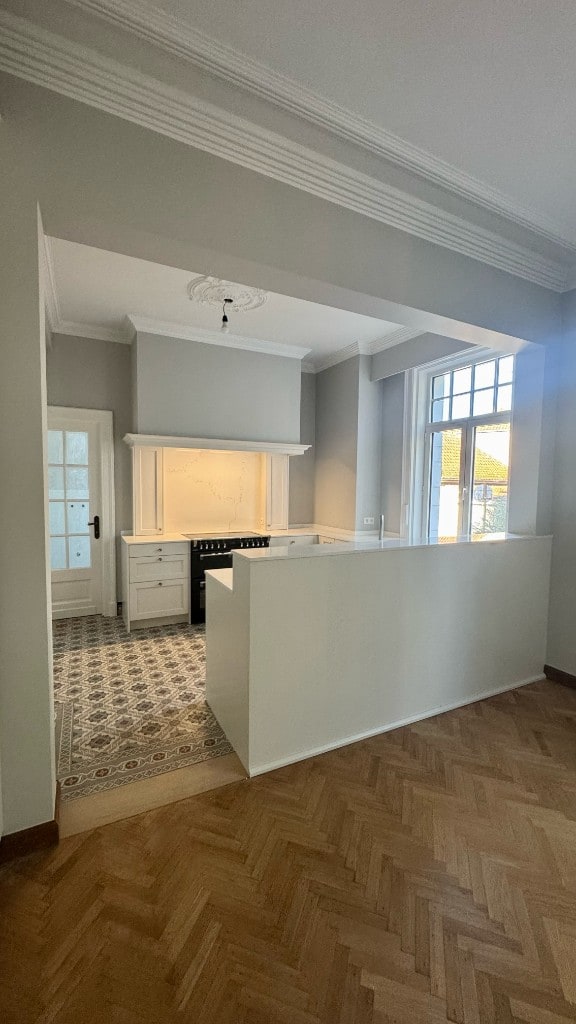 Keukenrenovatie in een herenwoning met klassieke schilderwerken door Fresh Decor