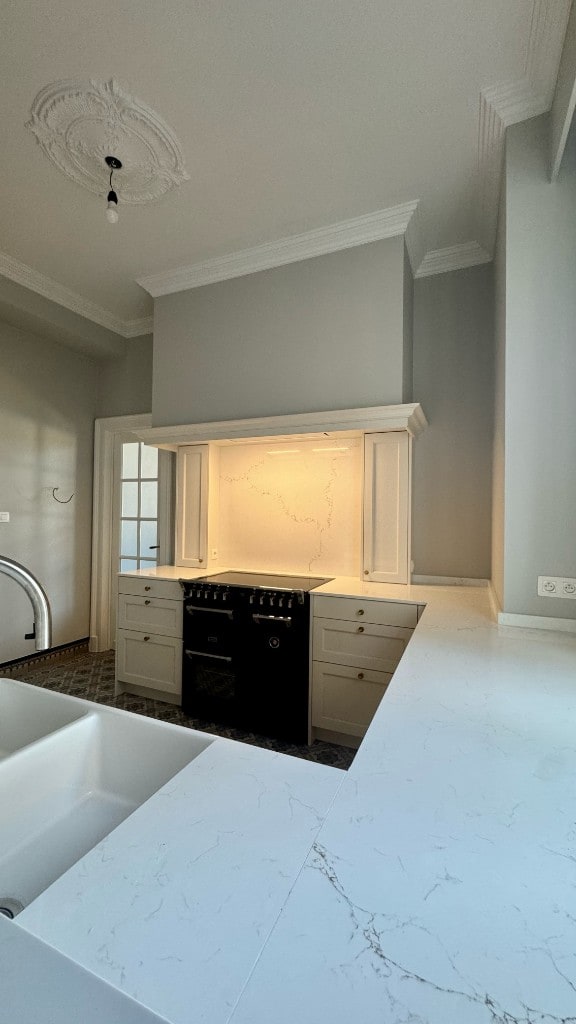 Klassieke keuken met marmer — restauratie en schilderwerken door Fresh Decor