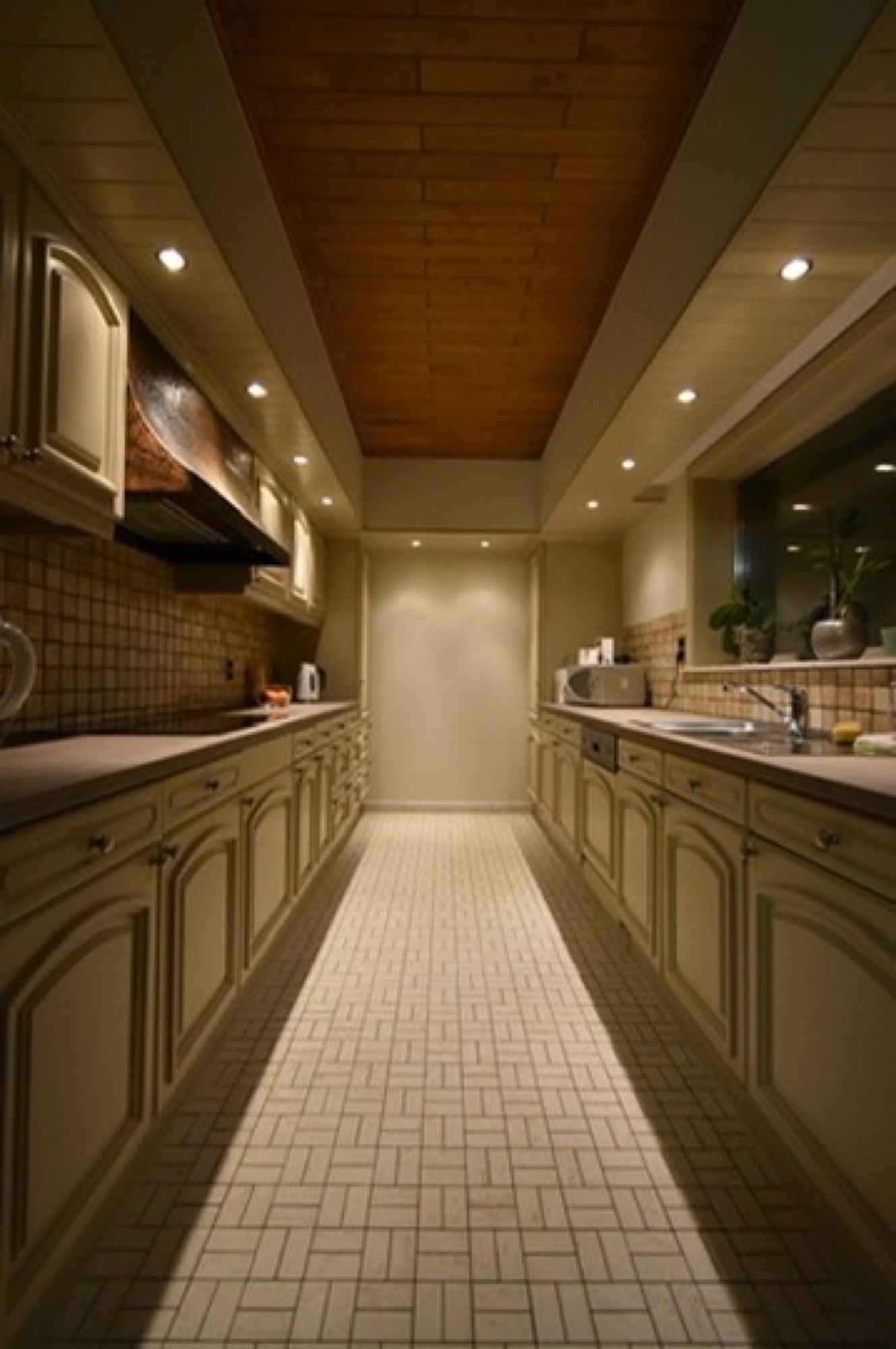 Klassieke keuken volledig gelakt in beige — lakwerken aan keukenkastjes door Fresh Decor Limburg