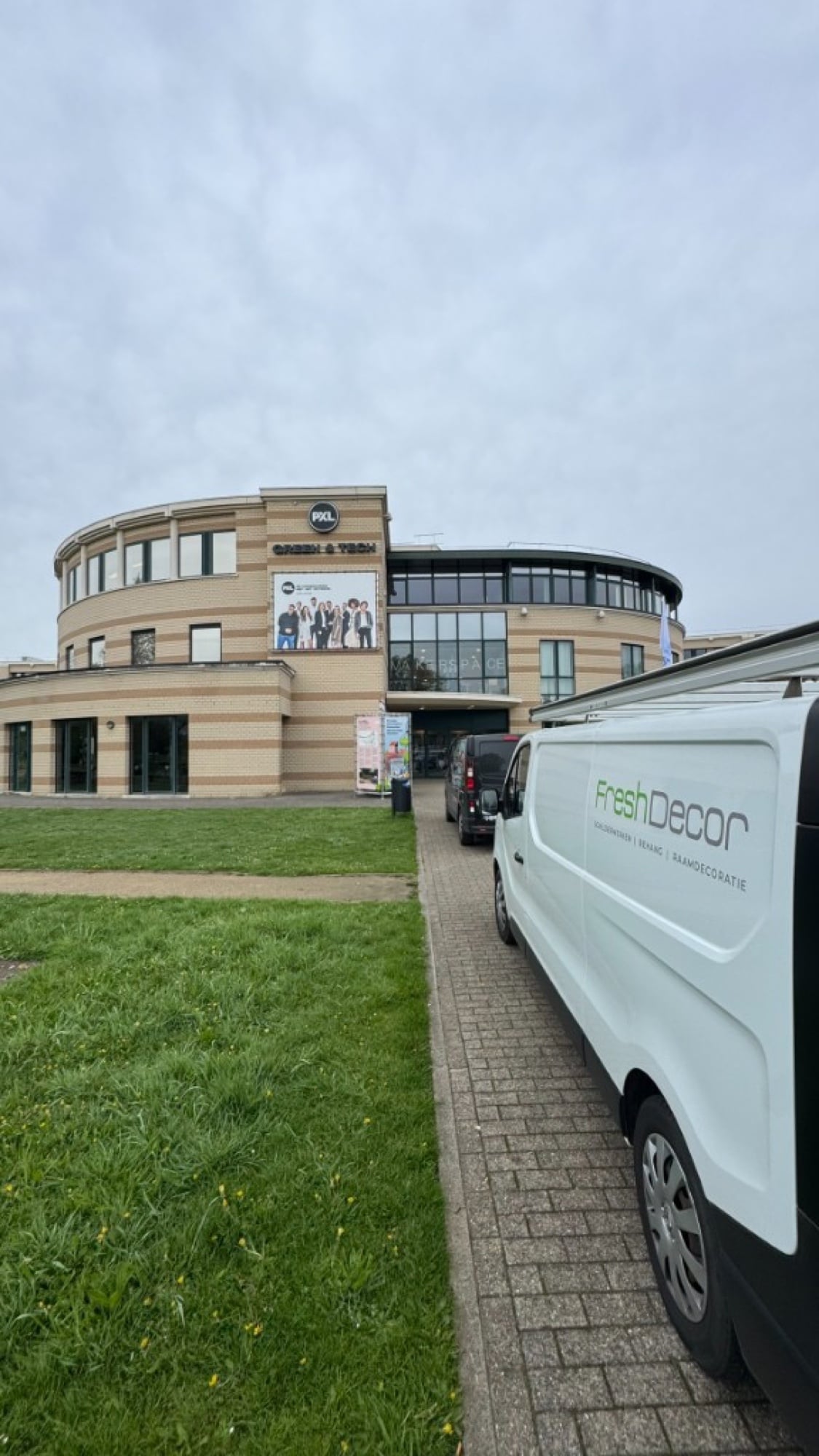 Fresh Decor bestelwagen voor PXL Green & Tech gebouw Hasselt — zakelijk schilderproject