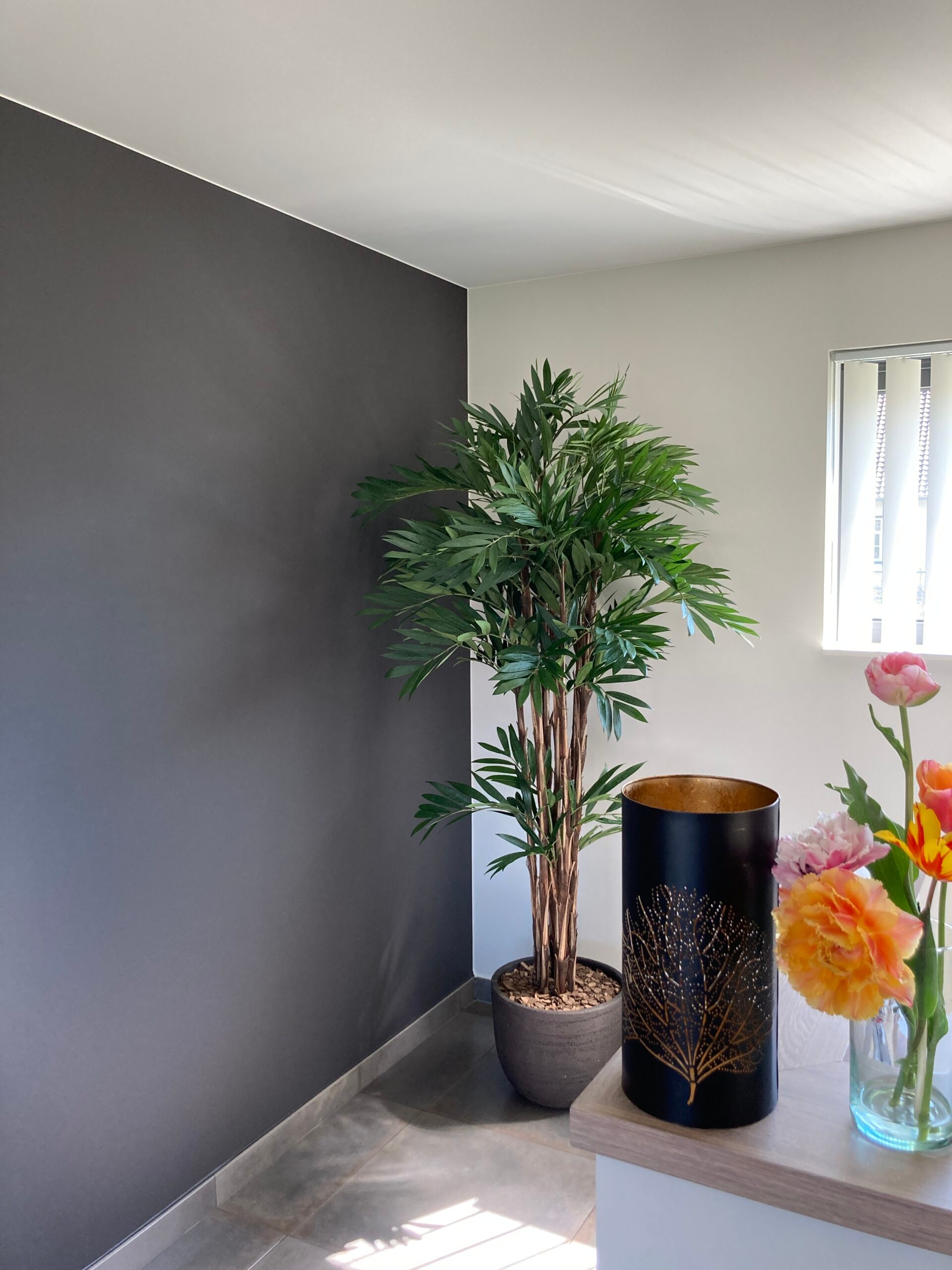 Werkwijze van Fresh Decor — vakman aan het schilderen in een woning in Limburg