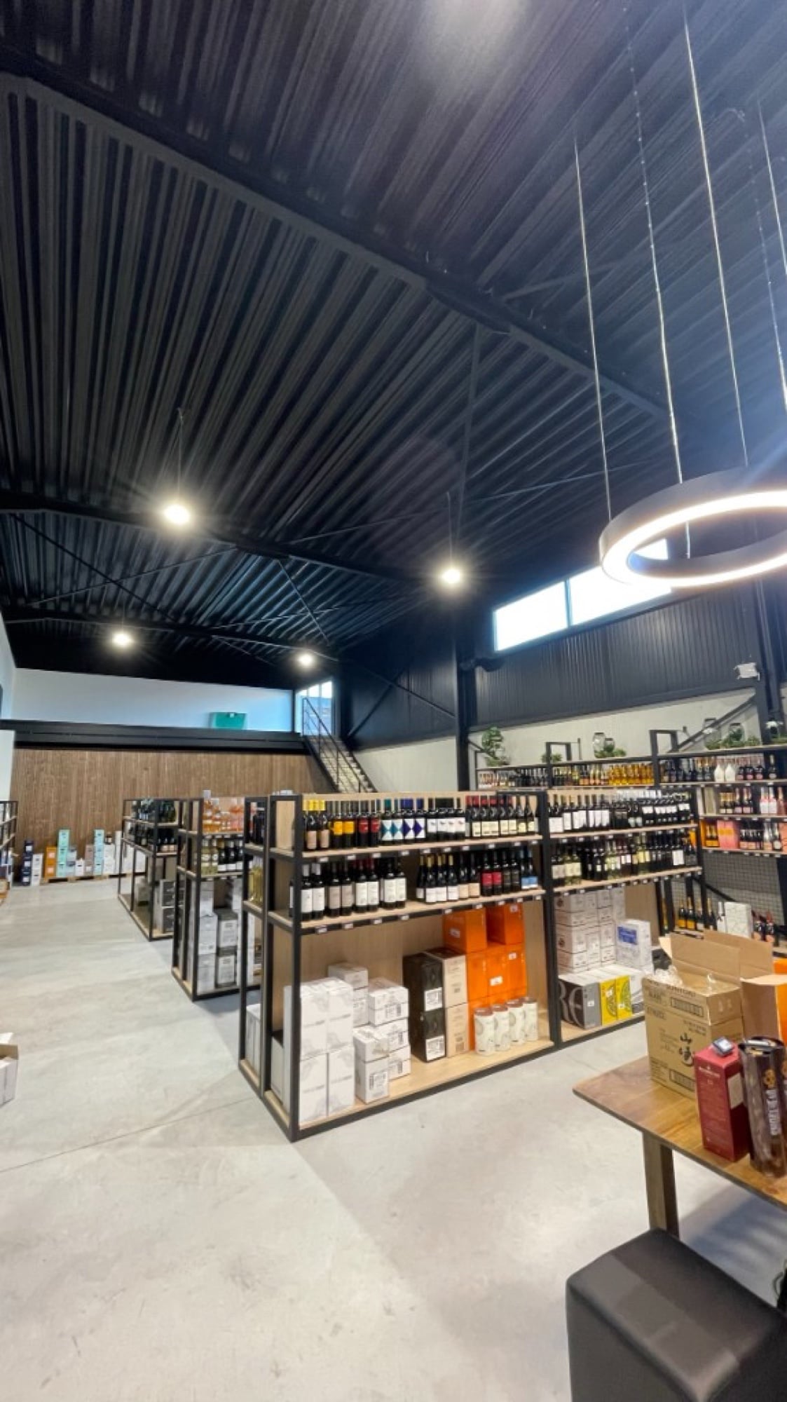 Wijnwinkel met airless gespoten zwart plafond en wanden — zakelijke spuitwerken door Fresh Decor Limburg