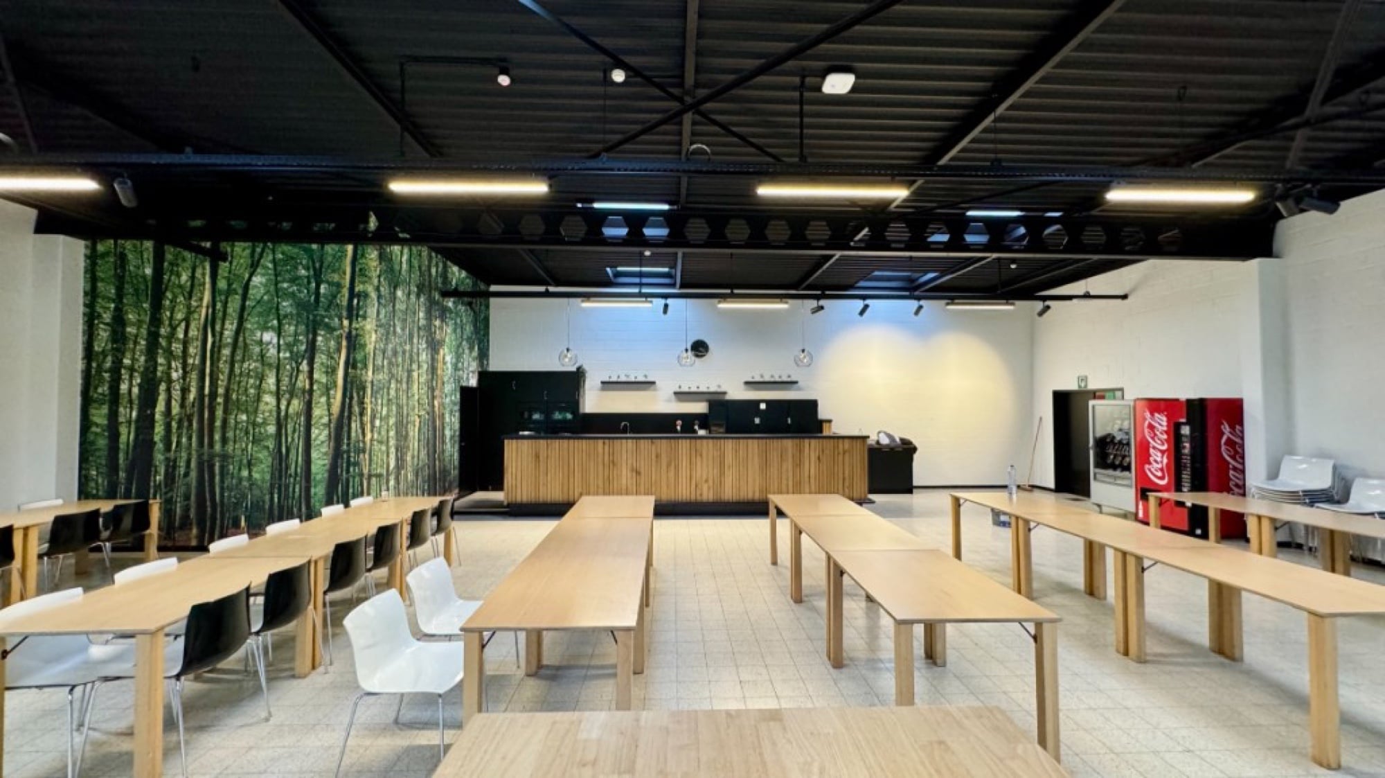 Bedrijfsruimte Stad Genk met fotobehang bamboebos en zwart gespoten plafond — zakelijke schilderwerken door Fresh Decor Limburg