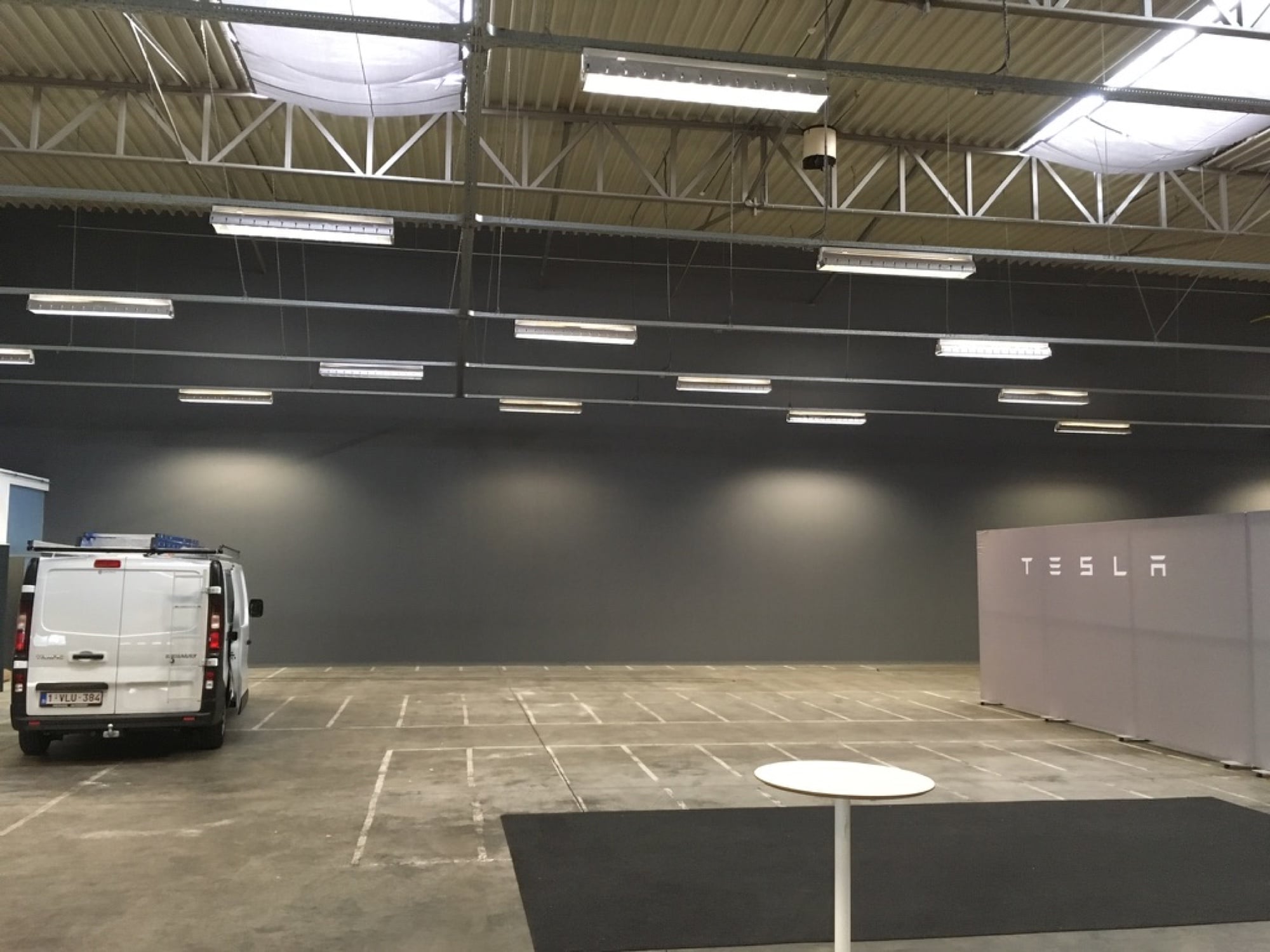 Tesla Service Center in Limburg — afgewerkte showroom met strakke donkere wandschilderingen door Fresh Decor