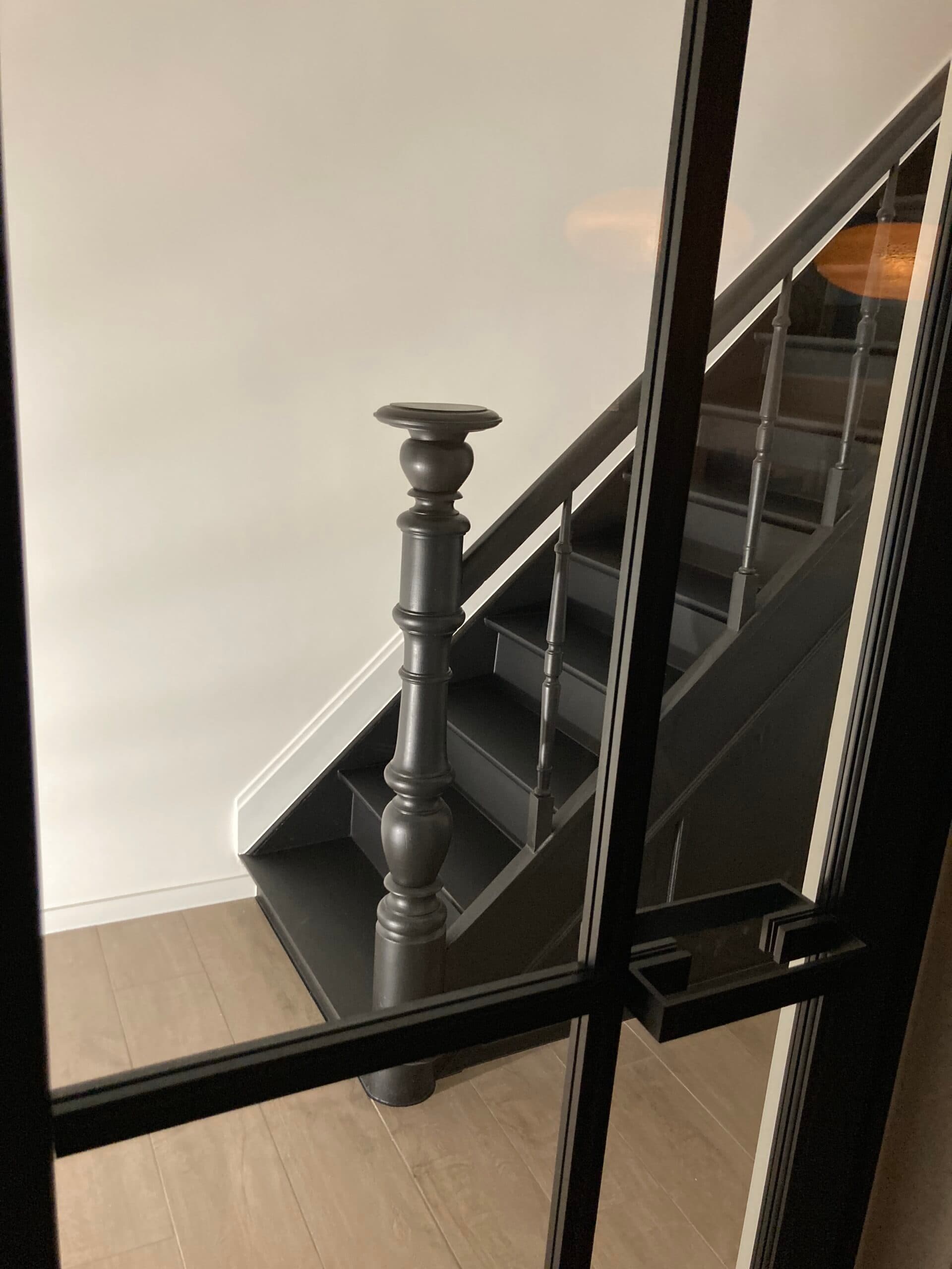 Houten trap professioneel gelakt door Fresh Decor — trap schilderen Limburg