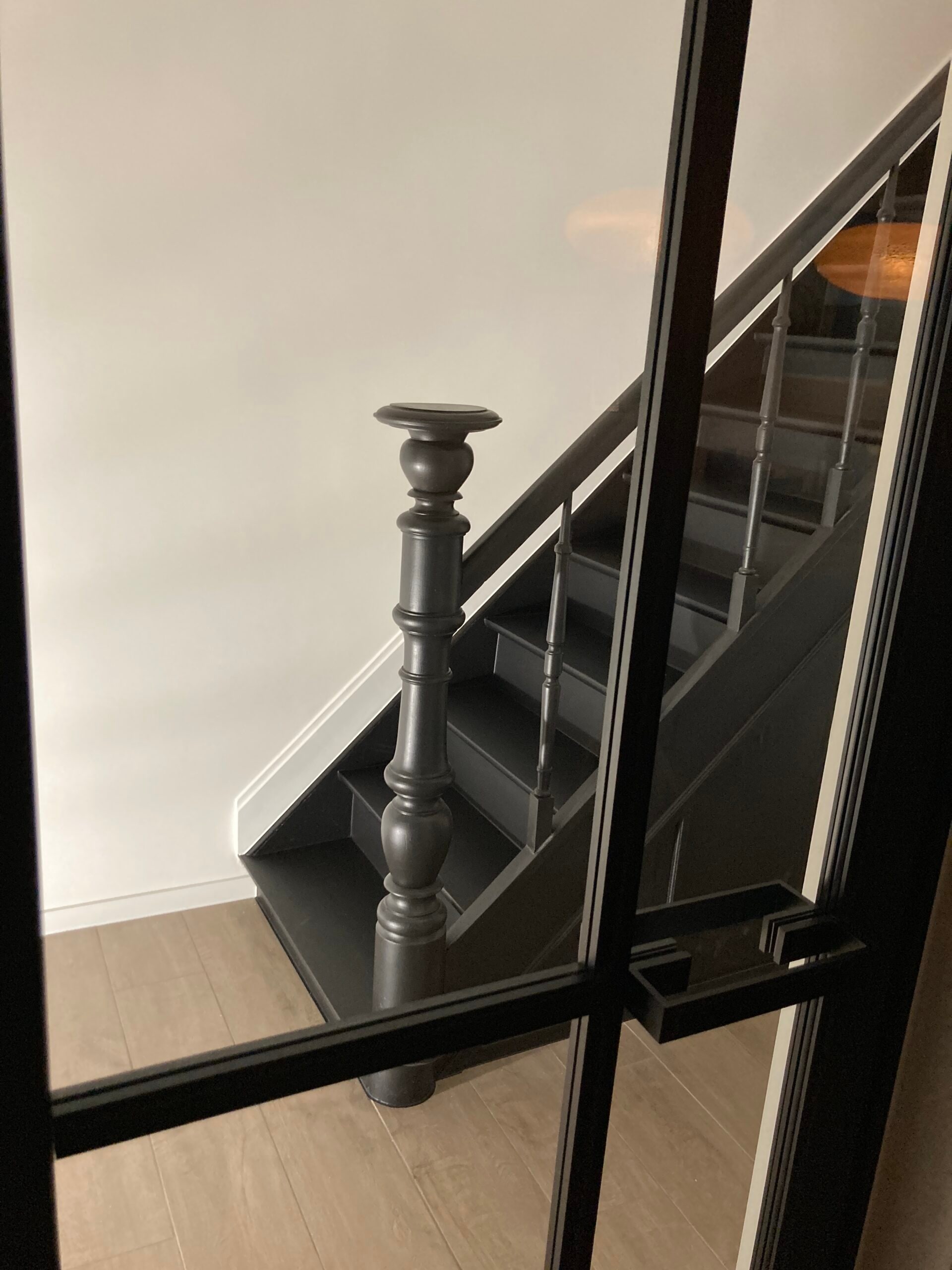 Houten trap professioneel gelakt door Fresh Decor — trap schilderen Limburg