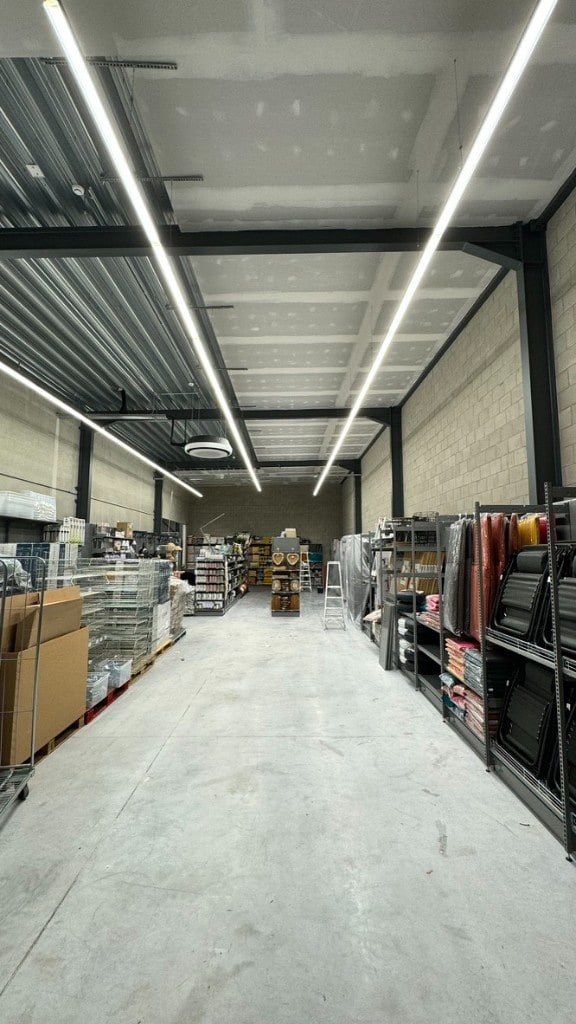 Yess! retail — distributiecentrum met lineaire LED-verlichting en industriële binnenafwerking door Fresh Decor Limburg