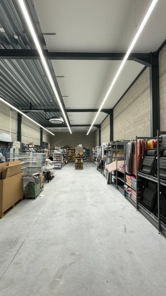 Yess! retail — opslag met vakverdeling en strakke afwerking van het magazijn door Fresh Decor